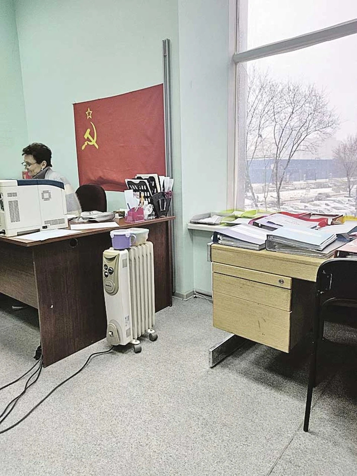 Паспортный стол Верховного Совета. С флагом СССР и пачками советских рублей. Фото: Юлия АЛЕХИНА.