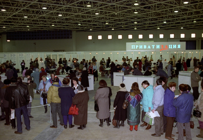 Аукцион по продаже фабрики «Большевик» за приватизационные ваучеры, 1992 г. Фото: <a href="https://d.pikabu.ru/story/upravlyaemyiy_khaos_yeksvitsepremer_polevanov__o_podnogotnoy_yekonomiki_90kh_14133730?u=http%3A%2F%2Fria.ru%2F&t=%D0%A0%D0%98%D0%90%20%D0%9D%D0%BE%D0%B2%D0%BE%D1%81%D1%82%D0%B8&h=95cfc105819a6bbe784e4ead6d4e493da37403f0" title="http://ria.ru/" target="_blank" rel="nofollow noopener">РИА Новости</a>/ Алексей Бойцов