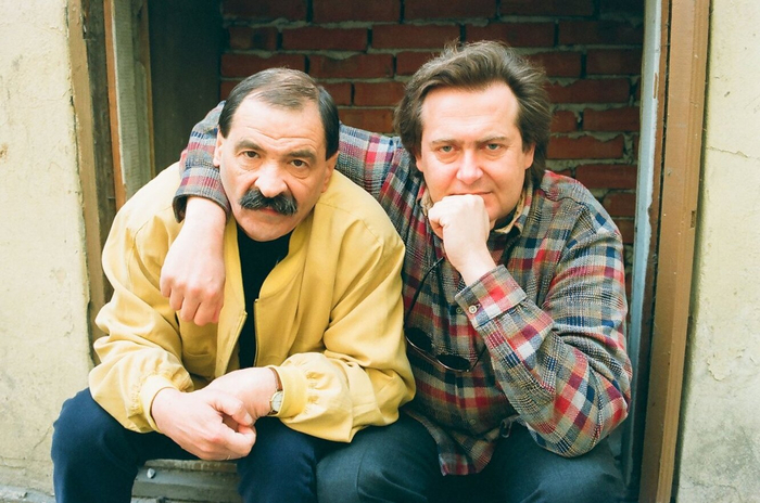 10 июля родились основатели и жители всеми любимого "Городка" Илья Олейников (1947-2012) и Юрий Стоянов (1957)...