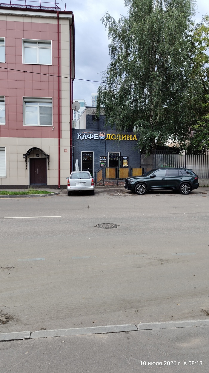 Когда скандал утих, Лариса Долина открыла кафе на Кирпичной улице