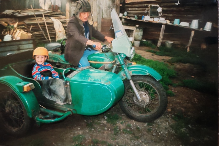 Деда на своём Урале. Сколько помню, вечно его ремонтировал в гараже. Зато везде на нем. В люльке мой сын.