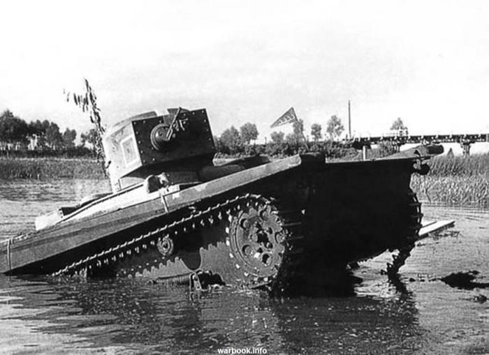 Т-37А выходит из воды