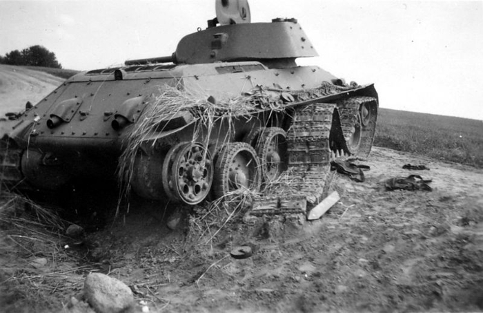 «Разувшийся» Т-34 образца 1940 года оставлен экипажем, рядом валяются диски к пулету ДТ-29
