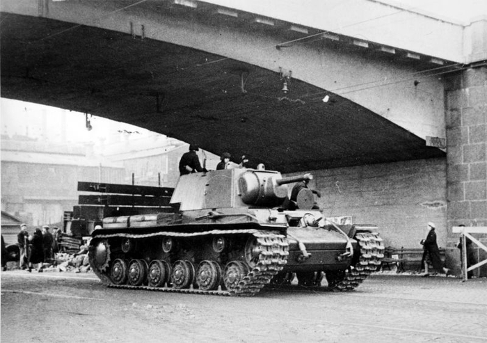 Тяжелый танк КВ-1 с пушкой Ф-32 на Проспекте Стачек. Ленинград, 25 сентября 1941 года.