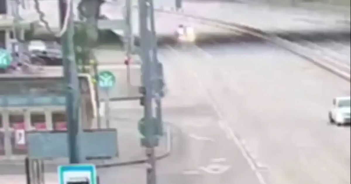 A car caught fire in Kazan after colliding with a pole. - Auto, Car, Motorists, Driver, Road safety, Traffic rules, Violation of traffic rules, Road accident, Crash, Negative, Video, Short videos, Telegram (link)