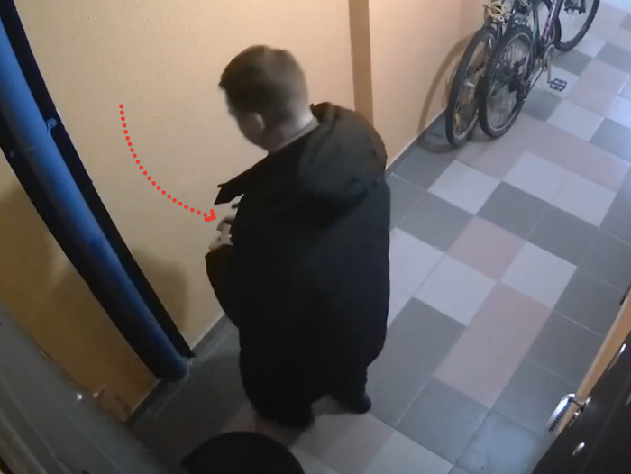 Достает и "раскрывает" в движении.