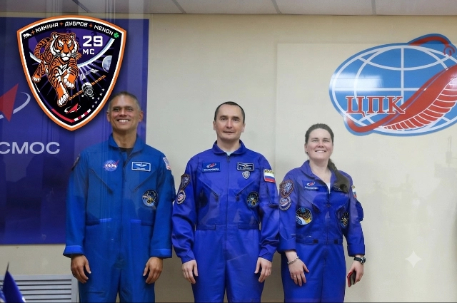 Космонавты Петр Дубров, Анна Кикина и астронавт NASA Анил Менон. Фото: <a href="https://pikabu.ru/story/rabotala_na_radio_kak_vyiglyadela_anna_kikina_do_togo_kak_stala_kosmonavtom_14154386?u=http%3A%2F%2Fwww.federalspace.ru%2F&t=%D0%A0%D0%BE%D1%81%D0%BA%D0%BE%D1%81%D0%BC%D0%BE%D1%81&h=654eb013063b47ed714137162d91fff52778a2e6" title="http://www.federalspace.ru/" target="_blank" rel="nofollow noopener">Роскосмос</a>