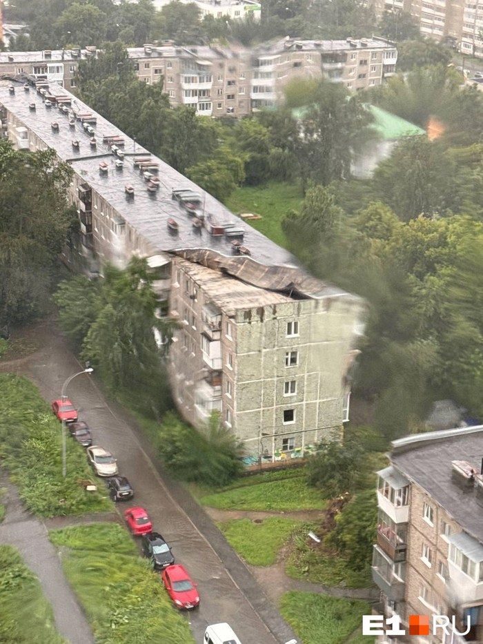 Кровлю дома на Красноуральской, 27к2 просто снесло! Источник: читатель <!--noindex--><a href="https://pikabu.ru/story/yeto_apokalipsis_vsem_v_ukryitie_moshchnyiy_uragan_proshelsya_po_ekaterinburgu_14154357?u=http%3A%2F%2FE1.RU&t=E1.RU&h=d14cb2f4849bc246a517d6332b909846dc263a36" title="http://E1.RU" target="_blank" rel="nofollow noopener">E1.RU</a><!--/noindex-->