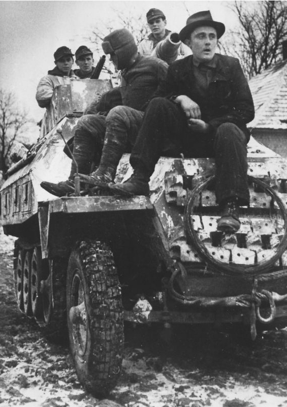 Немецкий бронетранспортер Sd.Kfz.251/9 «Штуммель» 4-го танкового корпуса СС с пленным красноармейцем и местным жителем, во время наступления у озера Балатон