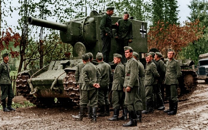 Немцы рассматривают захваченный КВ-2.