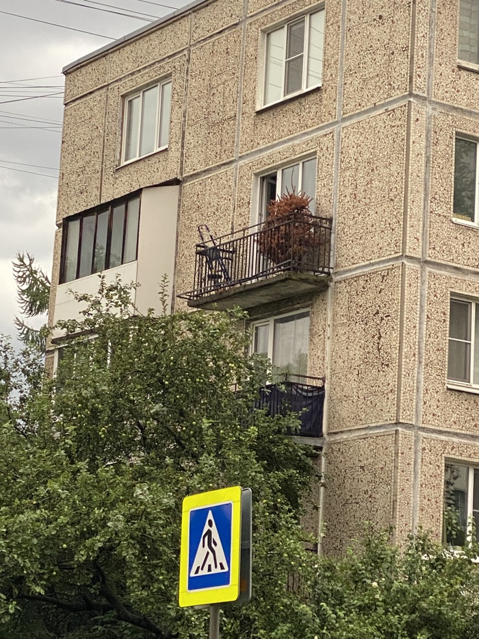Так. Пока на балкон поставлю, после старого Нового года выкину!