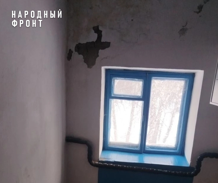 Уже который год мучаются с дырявой крышей жители дома в селе Кожевниково. В квартирах влажность, плесень и угроза короткого замыкания