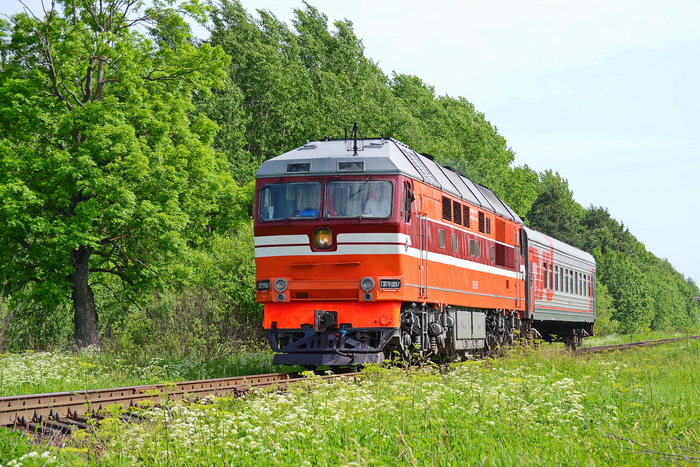 Тепловоз ТЭП70-0097 с пригородным поездом на перегоне Ритупе-Пыталово