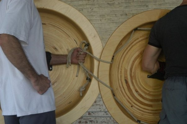 Показано, как гоплиты держали щиты товарищей по строю