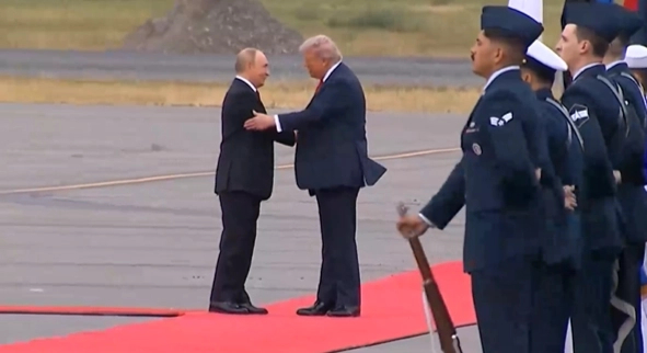 Дональд Трамп встречает Владимира Путина в Анкоридже. Фото: кадр видео