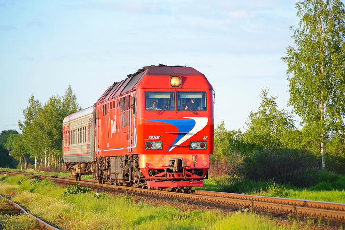 Тепловоз ТЭП70БС-021 с пригородным поездом. Дата: 26.05.2014