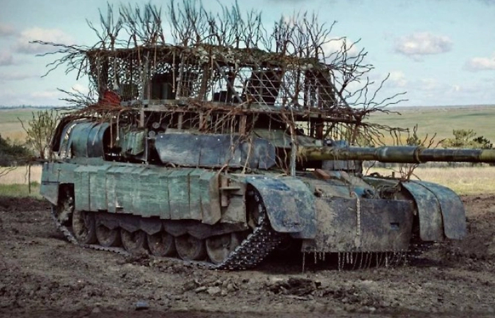 Т-90М с интересной кустарной защитой. Где-то в зоне СВО, фото: <!--noindex--><a href="https://pikabu.ru/story/devyanostyiy_v_komandirovke_ili_kak_t90_v_konfliktakh_uchavstvoval_14187241?u=http%3A%2F%2Flife.ru&t=life.ru&h=ecdd333beac4a1161c95018c2d978104a9f21b82" title="http://life.ru" target="_blank" rel="nofollow noopener">life.ru</a><!--/noindex-->.