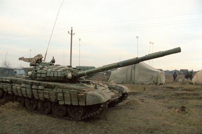 Исходя из накрытых "глаз" на башне, вероятнее всего, Т-90 обр. 1992 в Чечне (информации слишком мало, что бы подтвердить это или опровергнуть. Облеплен, кстати, "Контактом".). Фото: <!--noindex--><a href="https://pikabu.ru/story/devyanostyiy_v_komandirovke_ili_kak_t90_v_konfliktakh_uchavstvoval_14187241?u=http%3A%2F%2Fria.ru&t=ria.ru&h=0140d9b14a1a448e481b5fd738870b196611b6a1" title="http://ria.ru" target="_blank" rel="nofollow noopener">ria.ru</a><!--/noindex-->