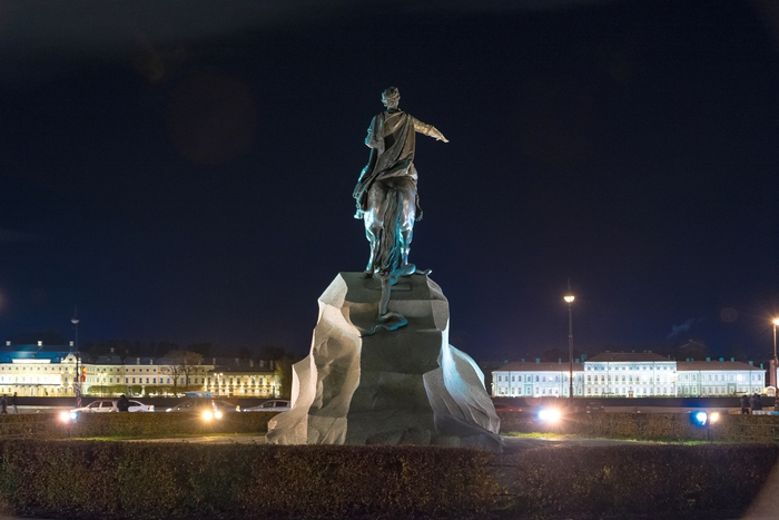Многие видели этот памятник с лицевой стороны. Посмотрите на него с другой стороны.