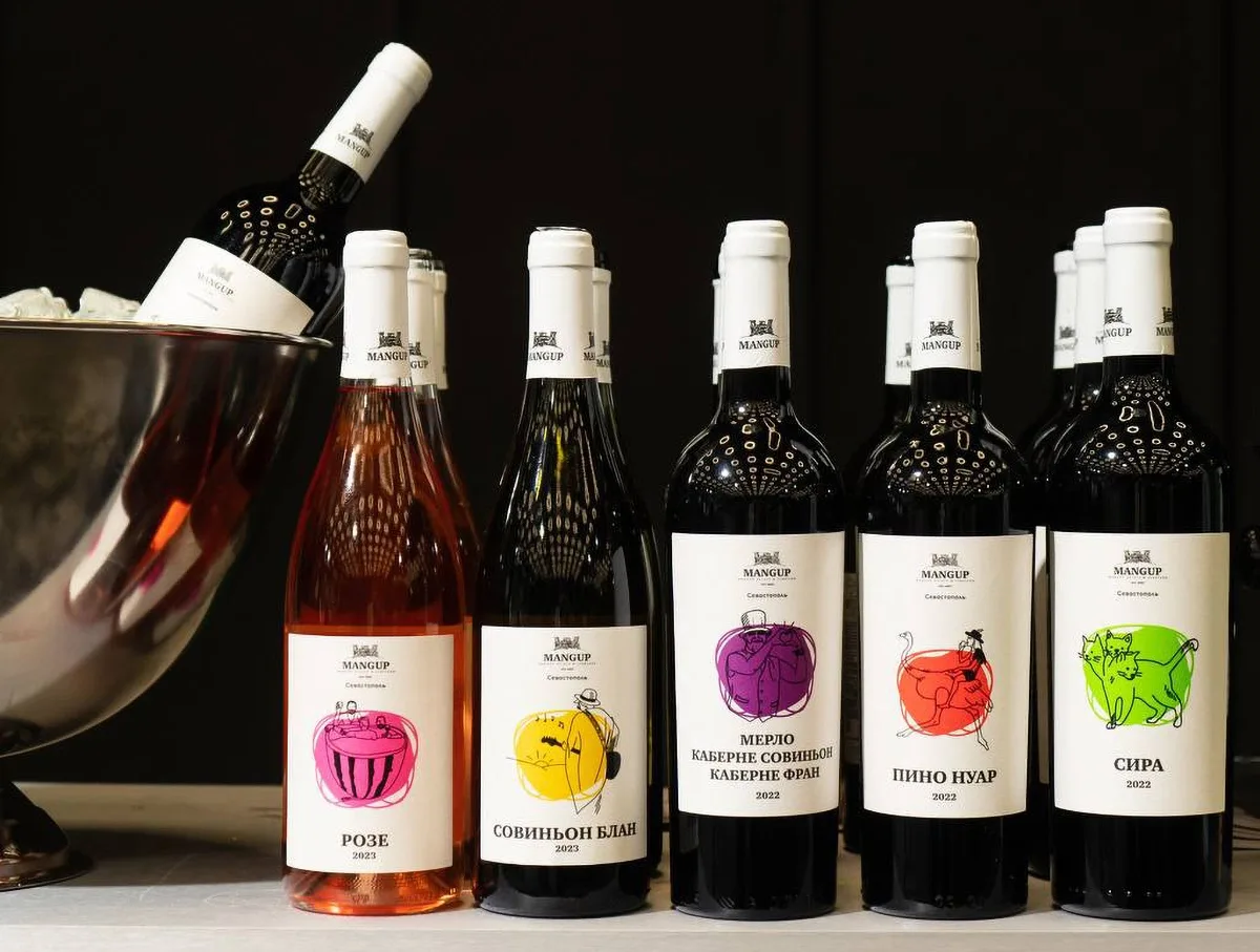 What do a vine branch, an anchor, a child's drawing, and an ostrich have in common? Wine Legends - My, Wine, Grape, Beverages, Winery, Winemaking, Label, Champagne, Longpost