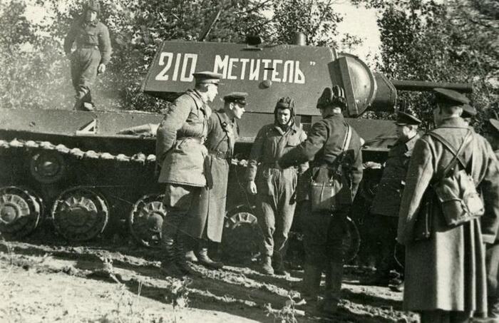 "Мститель" летом, прим. Ленинградская область. Исходя из короткой пушки - 1941-й год. Фото: <!--noindex--><a href="https://pikabu.ru/story/imennyie_tanki_i_prochaya_tekhnika_rkka_vremyon_vtoroy_mirovoy_14188828?u=http%3A%2F%2Fznanierussia.ru&t=znanierussia.ru&h=c33ae9f9c744cca55cfa2e282530beedcdc7702b" title="http://znanierussia.ru" target="_blank" rel="nofollow noopener">znanierussia.ru</a><!--/noindex-->.