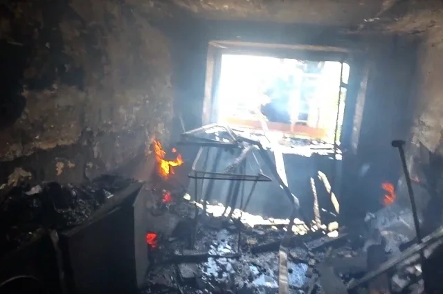Some people caught the child jumping out of the fire with their hands, others just watched - My, Negative, Kindness, Ministry of Emergency Situations, Video, Longpost