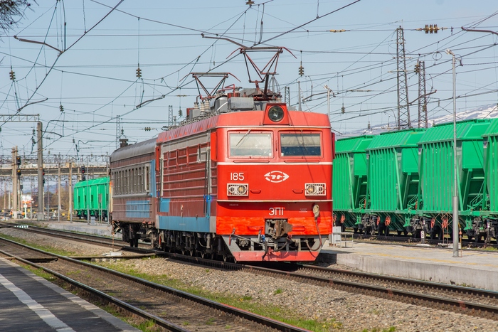 Электровоз ЭП1-185 с вагоном-путеизмерителем на станции Апатиты. Дата: 19.05.2019