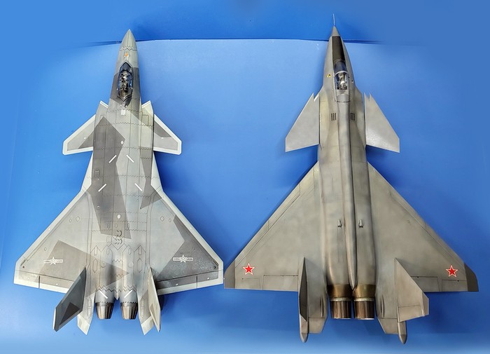 А вот, китайских J-20 уже наклепали более 300 штук. И по размеру и по компоновки они очень похожи. Основная разница в расположении воздухозаборников двигателей. И разумеется, J-20 это разработка 2000-х годов.