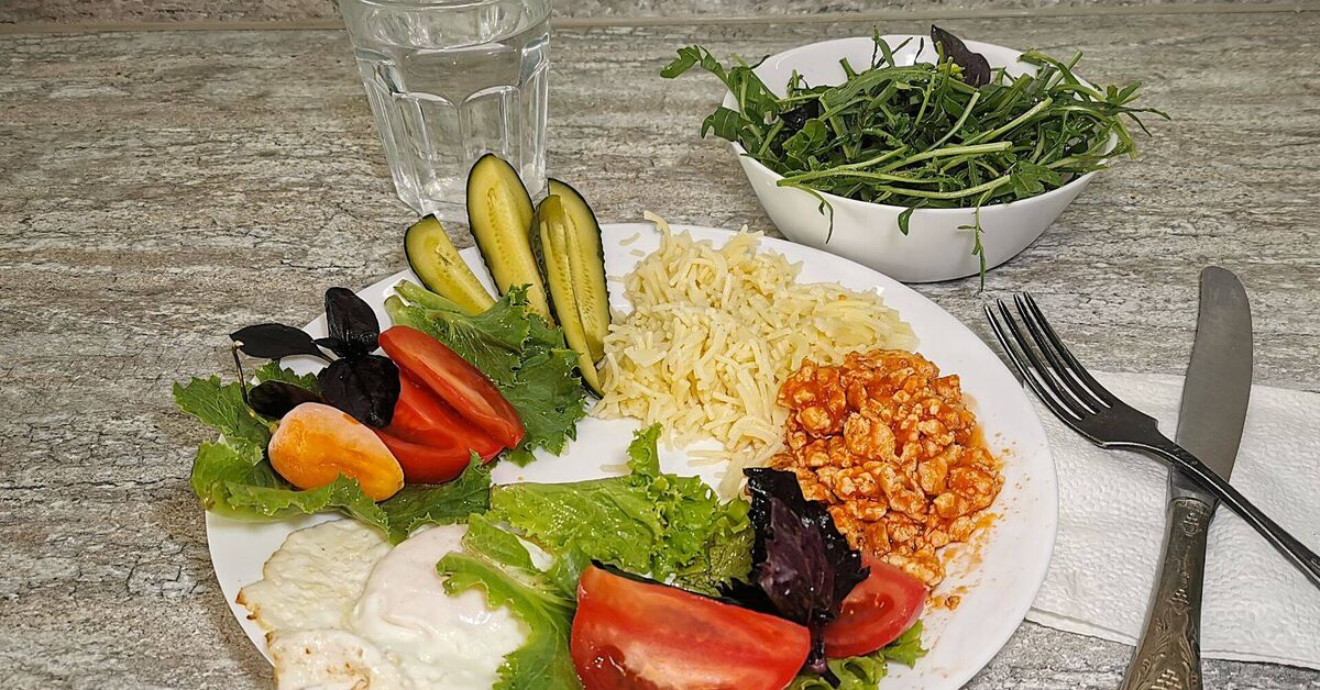 My breakfast - My, Breakfast, Omelette, Bolognese, Men's cooking, Cucumbers, Tomatoes, Arugula, Video, Rutube, Short videos