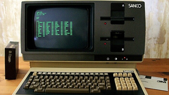 <a href="https://pikabu.ru/story/teryaem_nevinnost_s_tanenbaumom_amsterdam_compiler_kit_14206476?u=https%3A%2F%2Fru.m.wikipedia.org%2Fwiki%2F%25D0%25A4%25D0%25B0%25D0%25B9%25D0%25BB%3ASanco_8001.jpg&t=Sanco%208001&h=57e15a4bd07b56c0cec232e153f48e78deddba00" title="https://ru.m.wikipedia.org/wiki/%D0%A4%D0%B0%D0%B9%D0%BB:Sanco_8001.jpg" target="_blank" rel="nofollow noopener">Sanco 8001</a>. Обратите внимание на ширину дисковода