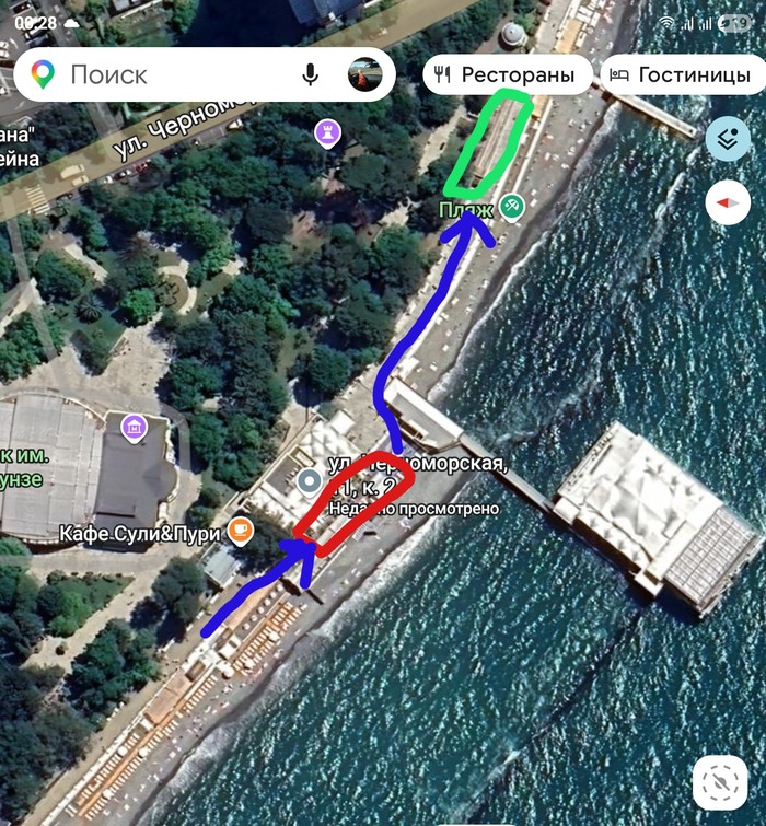 Красным: зона муниципальной набережной огороженная рестораном. Зеленым: единственный на набережной эвакуационный пандус для маломобильных граждан. Синим: предполагаемый маршрут эвакуации к пандусу