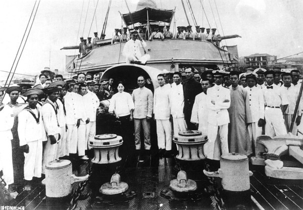 Сунь Ятсен c супругой на палубе канонерской лодки «Юнфэн», 12 августа 1923 год.