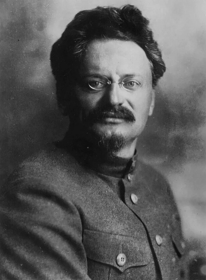 Лев Давидович Троцкий (при рождении — Бронштейн).