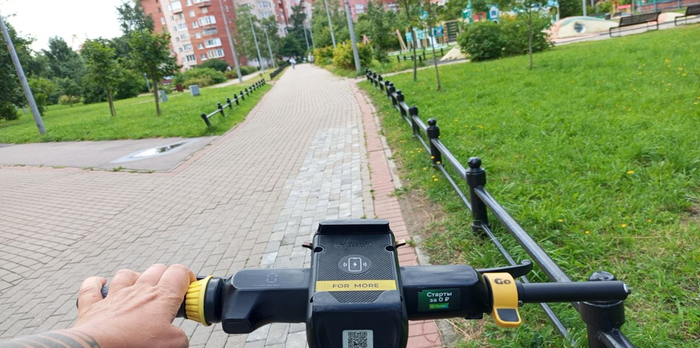 Первые минуты маршрут проходит через тихие дворы Кронштадта. Один из самых приятных участков всей поездки.