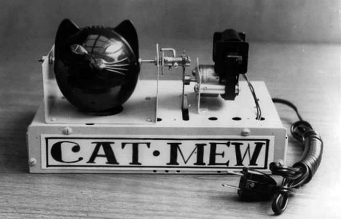 Которобот, Япония, 1963. Тоже, своего рода, говорящая машина для распугивания мышей, которые быстро привыкли к «чучелу», его сверкающим глазам и мяуканию