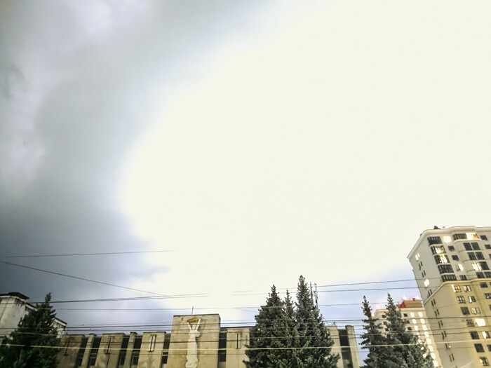Рядом бегает какой-то парень с сумкой, дурак наверное🙂
