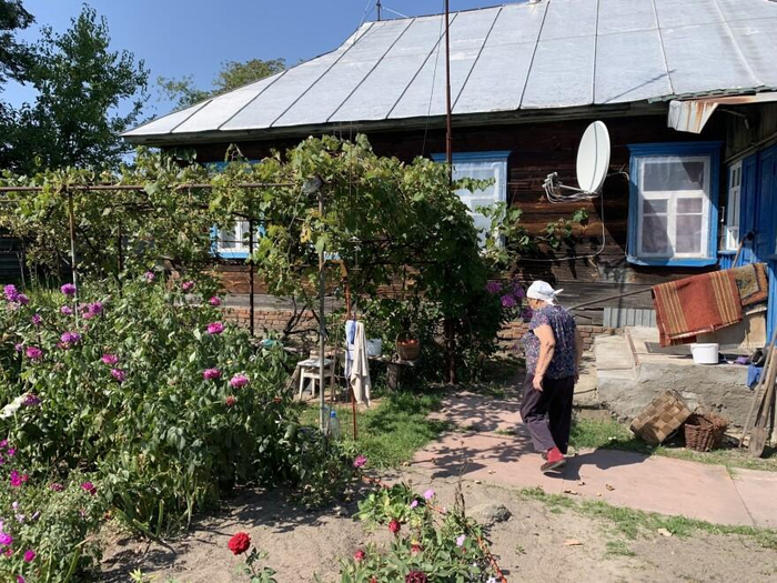 Во многих деревнях Чернобыльской зоны жизнь остановилась в 1986 году. Но некоторые жители всё же вернулись домой.