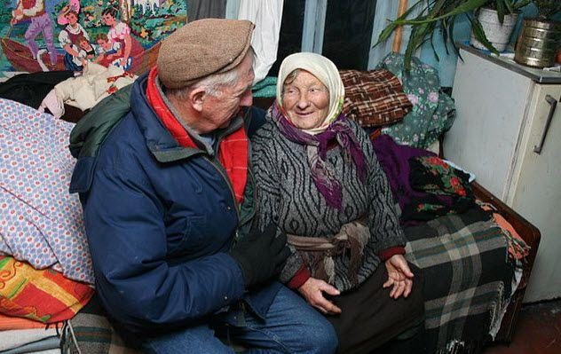 Социальные службы периодически доставляют продукты, лекарства и помогают оставшимся жителям зоны.
