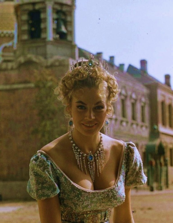 Анита Экберг во время съёмок в фильме «Война и мир», Италия, 1956 год.