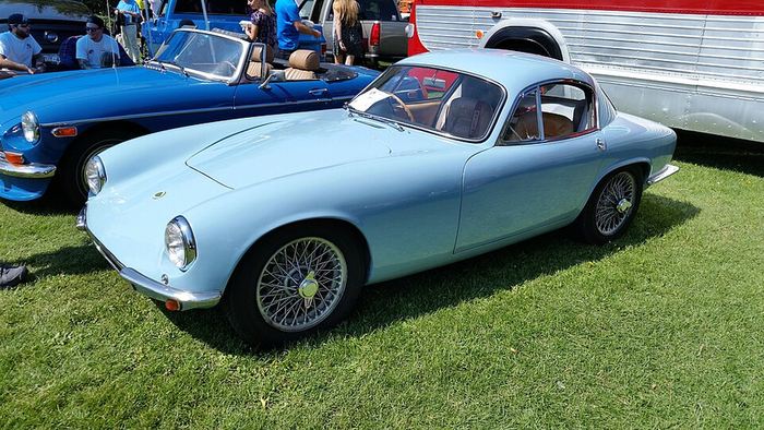 Lotus Elite со стеклопластиковым несущим кузовом