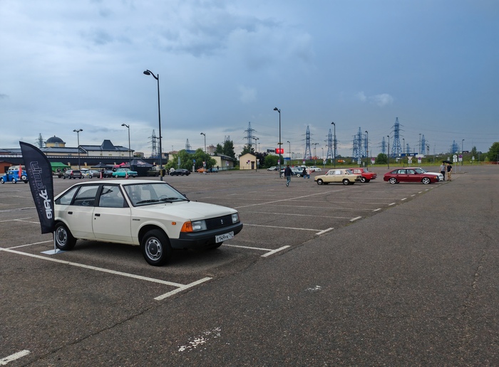 Ретро-Экспо "Автострада" на Белой Даче. Начало расстановки клубной экспозиции ранним утром. Вдалеке - одиночки на достаточно известных в автосообществе тюнингованных Aleko.