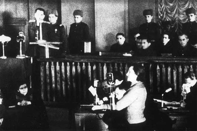 Дина Проничева в качестве свидетеля 24 января 1946 года на киевском судебном процессе по делу о военных преступлениях пятнадцати сотрудников немецкой полиции, ответственных за оккупированную Киевскую область. <!--noindex--><a href="https://pikabu.ru/story/svidetel_pronicheva_istoriya_zhenshchinyi_kotoraya_vyizhila_v_babem_yaru_14239064?u=http%3A%2F%2FCommons.wikimedia.org&t=Commons.wikimedia.org&h=501f0bed1eb58d5f0a64daadbd8b07b9a05fd431" title="http://Commons.wikimedia.org" target="_blank" rel="nofollow noopener">Commons.wikimedia.org</a><!--/noindex-->