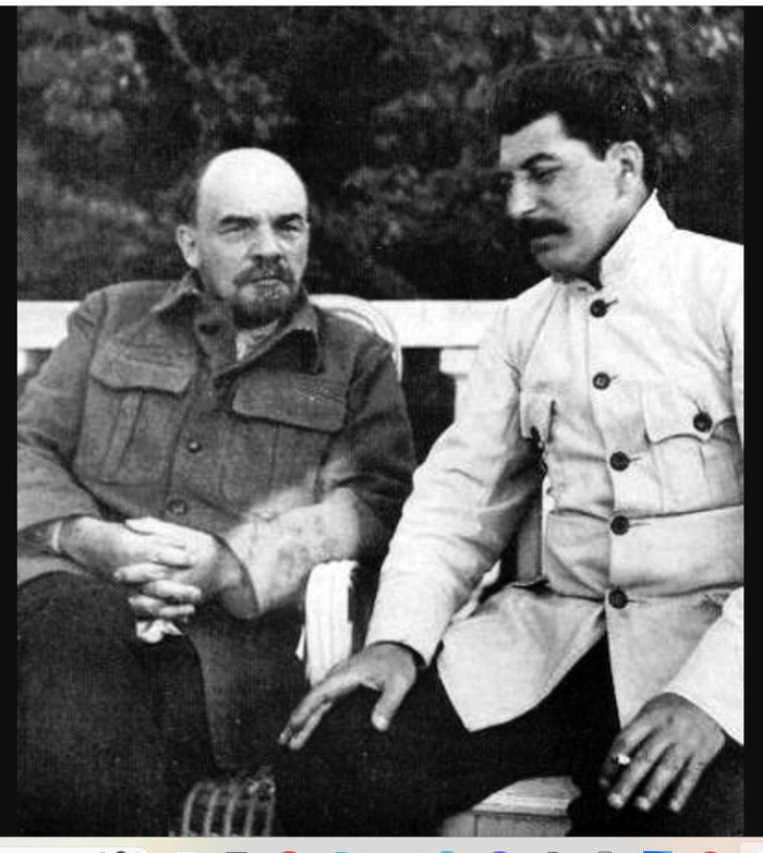 В.И.Ленин, И.В.Сталин— первые руководители СССР.