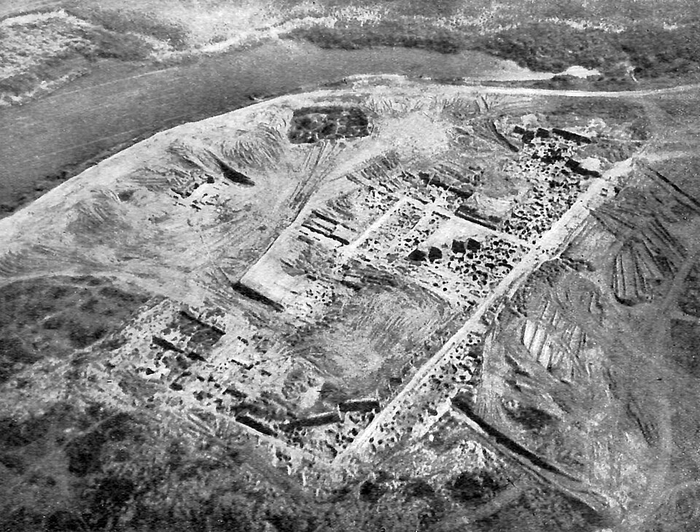 Саркел во время раскопок Михаила Артамонова в 1930-х годах. Исследования крепости начались задолго до решения о её затоплении; последние большие работы здесь прошли уже в 1949–1951 годах.