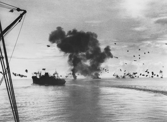 12 ноября 1942 года. Транспорт «Президент Джексон» уклоняется от японских самолётов. В центре на заднем плане — дым от «Бетти», только что протаранившей кормовую надстройку крейсера «Сан-Франциско». Видны разрывы зениток. (<a href="https://pikabu.ru/story/tsvetnyie_oskolki_proshedshey_voynyi_14246673?u=https%3A%2F%2Fen.wikipedia.org%2Fwiki%2FFile%3AJapanes_air_attack_on_shipping_off_Guadalcanal%2C_12_November_1942.jpg&t=%D0%98%D1%81%D1%82%D0%BE%D1%87%D0%BD%D0%B8%D0%BA&h=362772c01b6a7450f841715dc6f8ce6b80633fac" title="https://en.wikipedia.org/wiki/File:Japanes_air_attack_on_shipping_off_Guadalcanal,_12_November_1942...." target="_blank" rel="nofollow noopener">Источник</a>)
