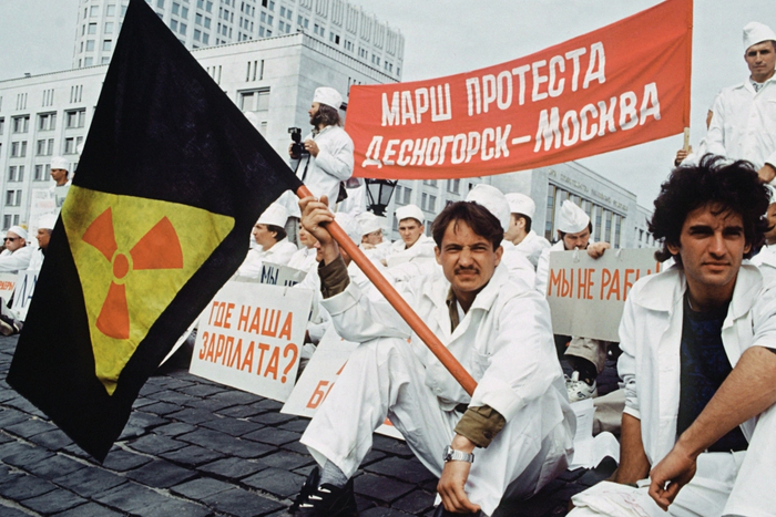 Участники марша протеста доведённые многомесячными задержками выплаты им заработной платы. Фото: <a href="https://pikabu.ru/story/defolt_17_avgusta_1998_goda_vspominaem_kak_yeto_byilo_14249031?u=http%3A%2F%2Fria.ru%2F&t=%D0%A0%D0%98%D0%90%20%D0%9D%D0%BE%D0%B2%D0%BE%D1%81%D1%82%D0%B8&h=95cfc105819a6bbe784e4ead6d4e493da37403f0" title="http://ria.ru/" target="_blank" rel="nofollow noopener">РИА Новости</a>/ Александр Поляков