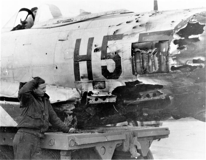 Лейтенант Хойт Бендж у своего P-47, повреждённого зенитным огнём над Германией. Посадка «на брюхо» во Франции. Март 1945. (<a href="https://pikabu.ru/story/zhiv_tsel_oryol_14252572?u=https%3A%2F%2Fwaralbum.ru%2F389851%2F&t=%D0%98%D1%81%D1%82%D0%BE%D1%87%D0%BD%D0%B8%D0%BA&h=ea61ee6e8bec6f4d2ce1788d332e73e290c511e5" title="https://waralbum.ru/389851/" target="_blank" rel="nofollow noopener">Источник</a>)