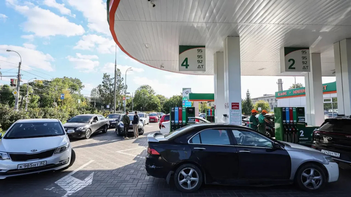 В Оренбурге 25 августа бензин почти исчез с крупных АЗС. Где ещё в России заправляют по номерам, QR-кодам и лимитам