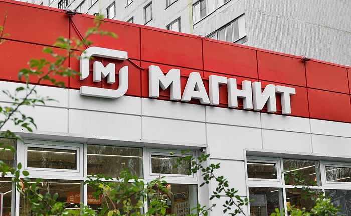 Дрон влетел в “Магнит”: рядом выбило десятки окон в поликлинике