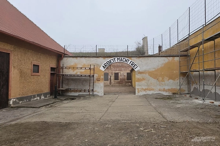 Терезиенштадт (концентрационный лагерь). Надпись «Arbeit macht frei» - Труд делает свободным. / Георгий Зотов / АиФ